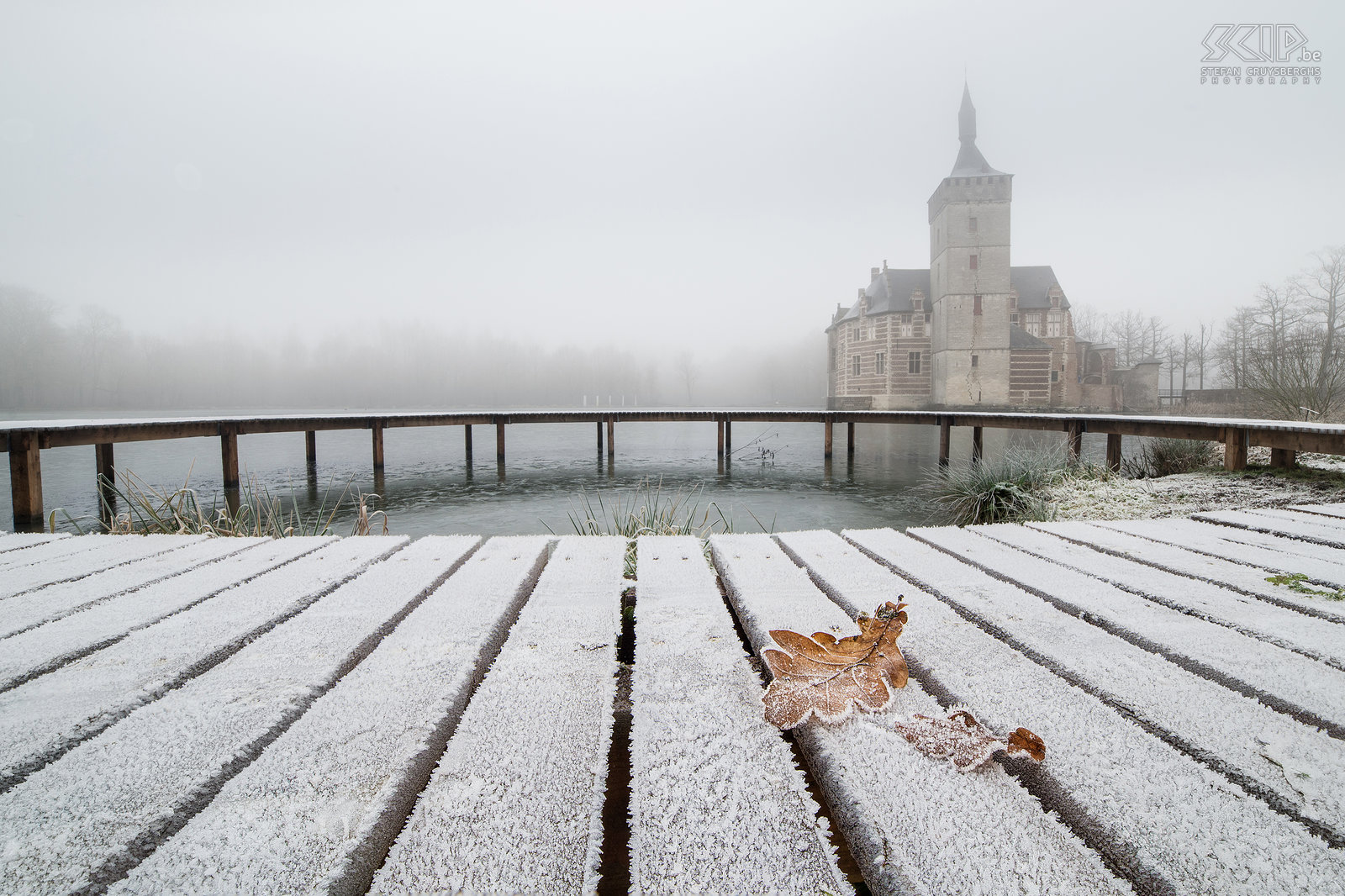 Sint-Pieters-Rode - Kasteel van Horst in de winter Een ijskoude ochtend aan het kasteel van Horst in Sint-Pieters-Rode. In de 13de eeuw bouwden de Heren van Horst een hoeve en in de 15e bouwde ridder Pynnock het om tot een versterkte waterburcht. In de loop der eeuwen werd het kasteel uitgebreid of zelfs gedeeltelijk verwoest. In de 17de eeuw werd het wagenhuis met stallingen bijgebouwd voor de koetsen. Herita vzw zorgt nu voor de restauratie en de bescherming van dit cultureel erfgoed. Stefan Cruysberghs